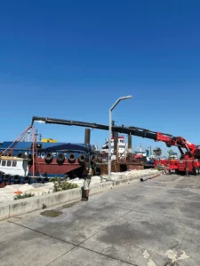 Maltepe sahilde 10 ton tekne sudan çıkartılma işi.