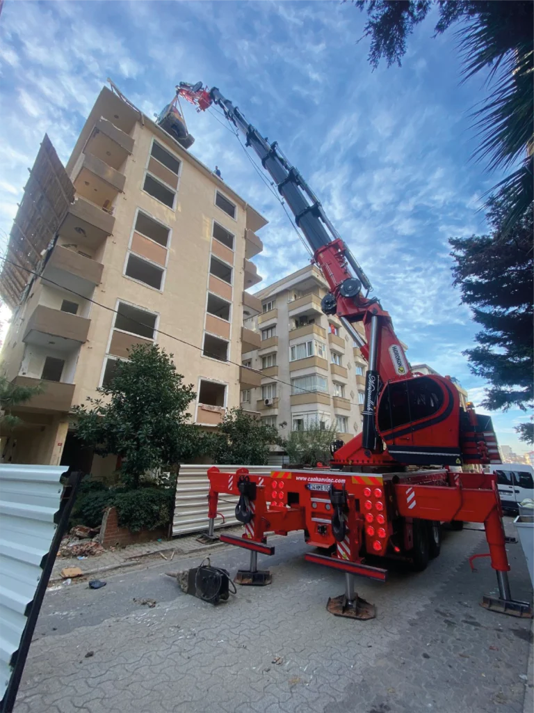 bostancı kiralık vinç çatıya 100 tonluk vinç ile malzeme atmak